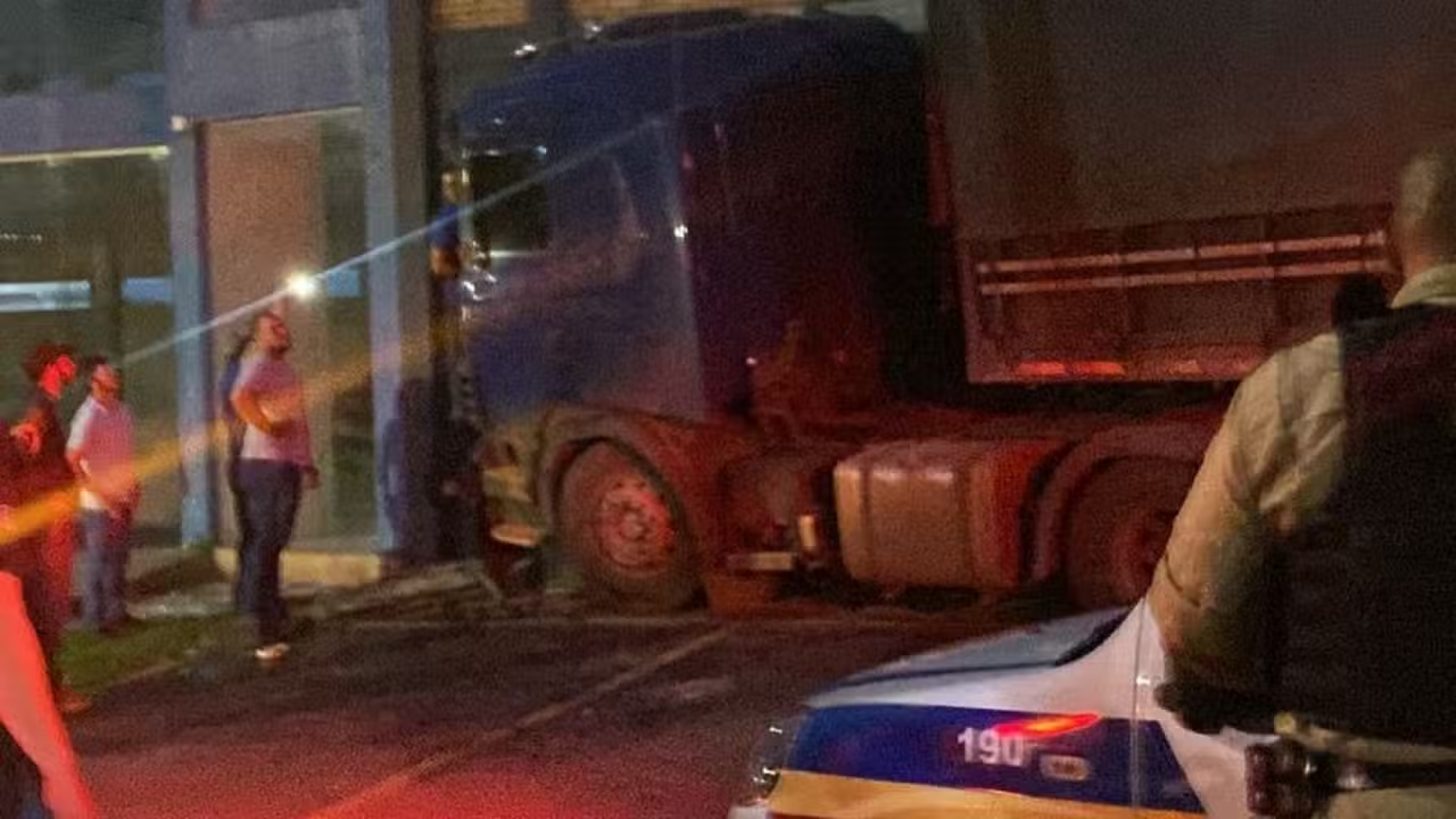 Vídeo: carreta desgovernada atinge imóvel em João Pinheiro -  (crédito: ReproduÃ§Ã£o/redes sociais)