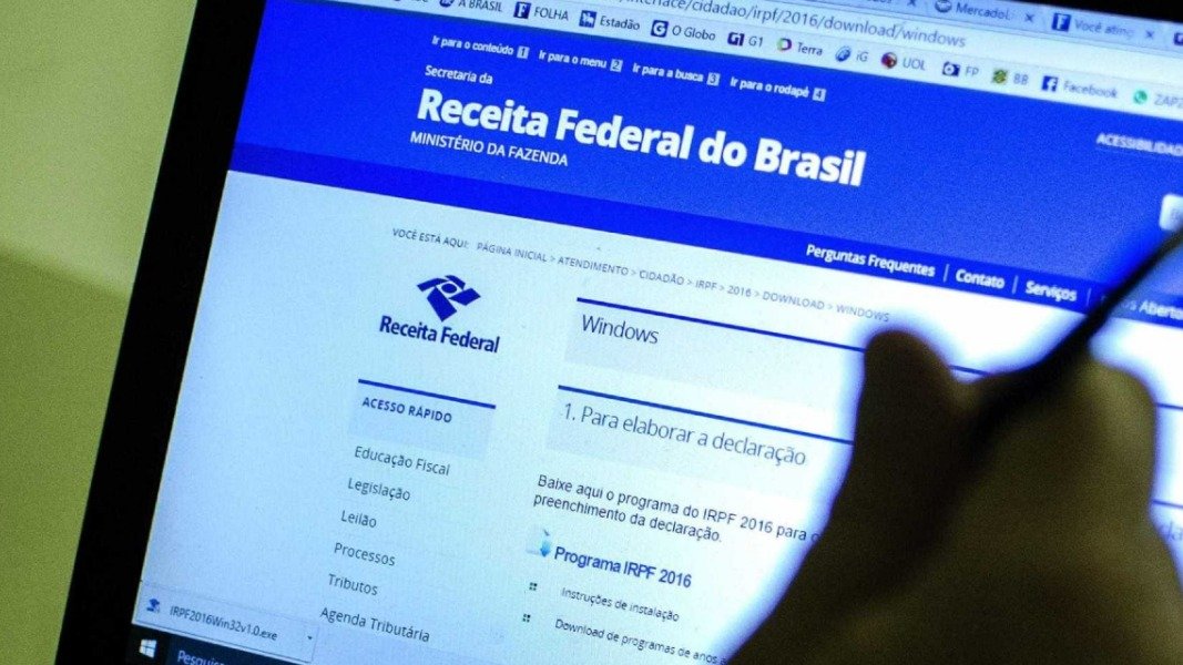 Contribuinte acessa o site da Receita Federal para baixar o programa de declara&ccedil;&atilde;o do Imposto de Renda. -  (crédito: Ag&ecirc;ncia Brasil)