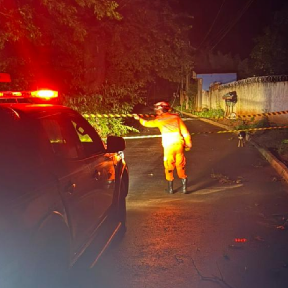 Chuva causa alagamentos, quedas de árvores e resgates em Montes Claros