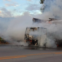 BR-381: incêndio em caminhão provoca interdição e congestionamento