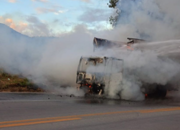 De acordo com caminhoneiros, o fogo já foi controlado, mas o trânsito segue em sistema de pare e siga no trecho. -  (crédito: Redes Sociais/Reprodução)