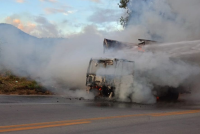 De acordo com caminhoneiros, o fogo já foi controlado, mas o trânsito segue em sistema de pare e siga no trecho. -  (crédito: Redes Sociais/Reprodução)