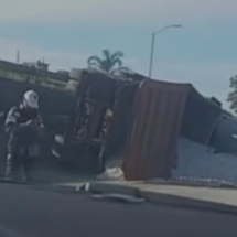 Caminhão tomba e interdita faixas da MG-010, perto da Cidade Administrativa - Redes Sociais/Reprodução