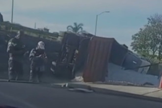 O motorista do caminhão relatou que seguia pela faixa central, quando sentiu a direção puxar para a esquerda, freou e capotou o veículo -  (crédito: Redes Sociais/Reprodução)