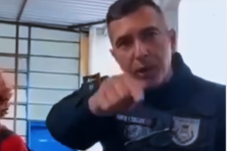 Policial militar agride estudantes dentro de escola pública