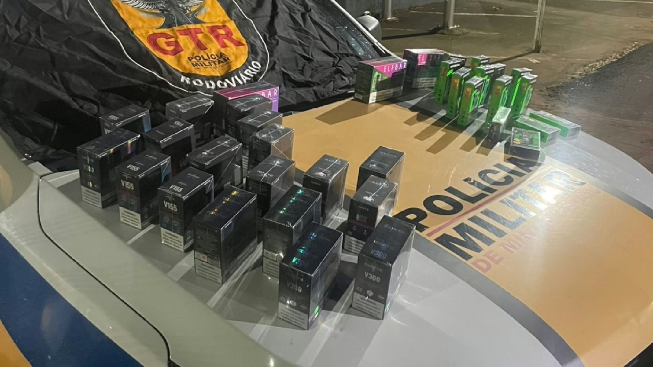 Quase 120 cigarros eletr&ocirc;nicos s&atilde;o apreendidos na BR-146 -  (crédito: PMMG/Divulga&ccedil;&atilde;o)