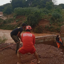 Alunos são resgatados depois de ponte ceder com chuvas em Minas - Corpo de Bombeiros/Reprodução