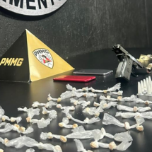 Dupla é presa com drogas e arma na Barragem Santa Lúcia, em BH - PMMG/Reprodução