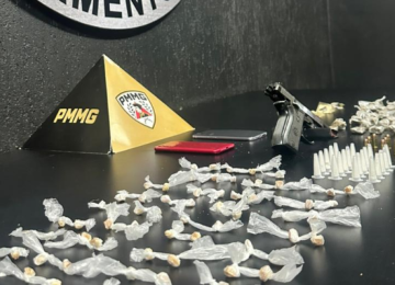 Além de arma e munições, foram apreendidas 50 buchas de maconha, nove porções de haxixe, 20 pinos de cocaína e 85 pedras de crack -  (crédito: PMMG/Reprodução)