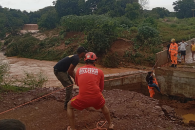Para garantir a travessia segura, os militares montaram um sistema de transposição por tirolesa, permitindo a retirada controlada dos alunos -  (crédito: Corpo de Bombeiros/Reprodução)