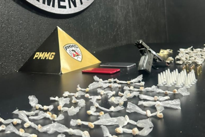 Além de arma e munições, foram apreendidas 50 buchas de maconha, nove porções de haxixe, 20 pinos de cocaína e 85 pedras de crack -  (crédito: PMMG/Reprodução)