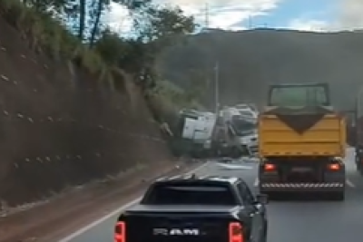 A faixa da esquerda est&aacute; interditada, e o congestionamento j&aacute; chega a cerca de 3 quil&ocirc;metros -  (crédito: Redes Sociais/Reprodu&ccedil;&atilde;o)