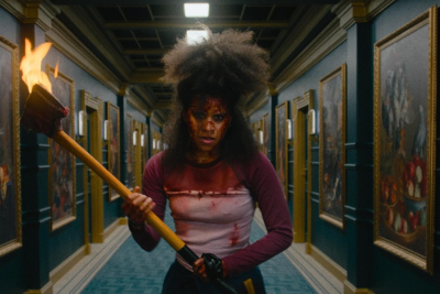 Zazie Beetz interpreta Asia, a protagonista de 'Eles vão te matar', que se envolve em perseguições mirabolantes, após aceitar um emprego de faxineira em hotel -  (crédito: Warner Bros./Divulgação)