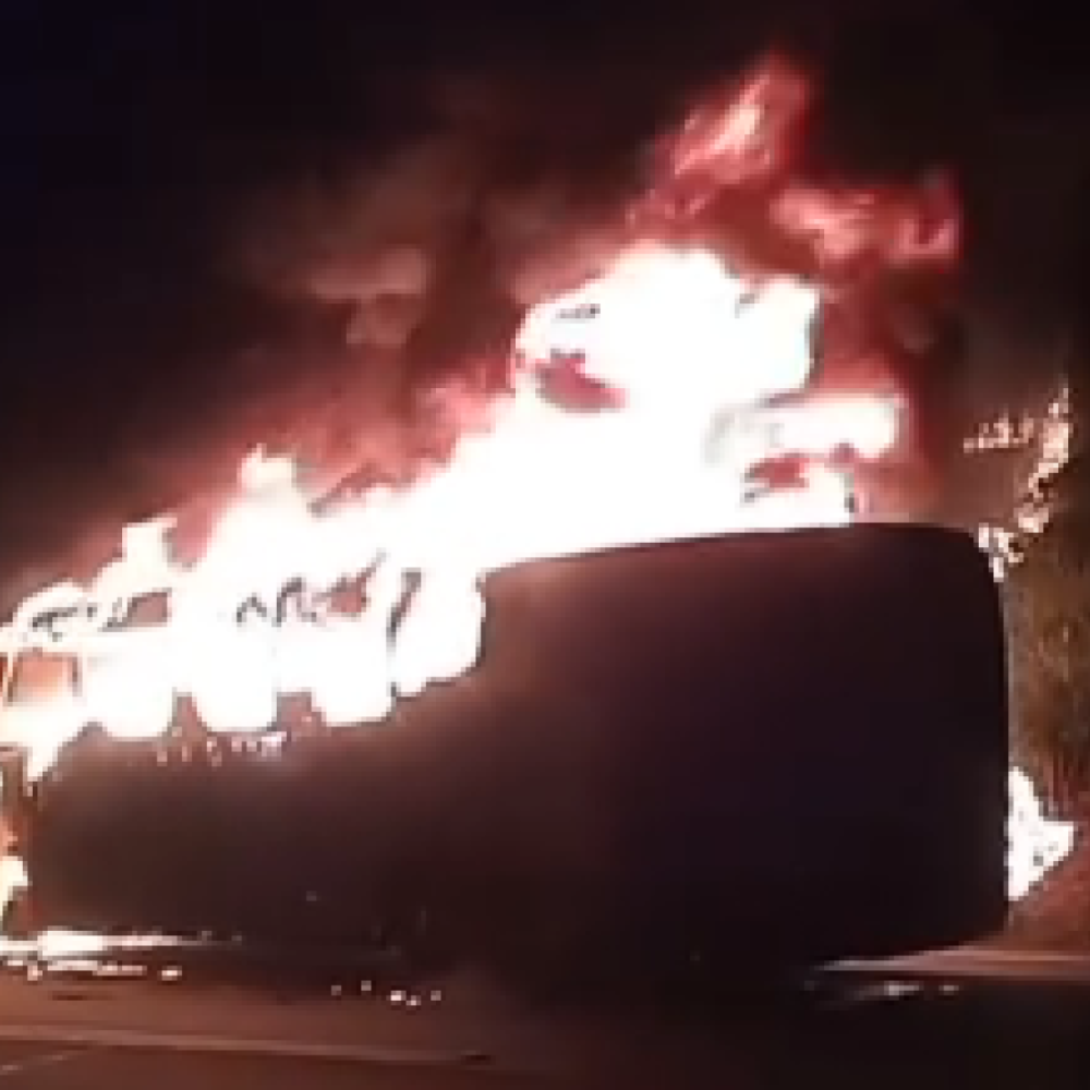 Vídeo: ônibus com 26 passageiros pega fogo em batida com moto na BR-040