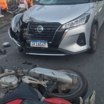 Moto invade contramão e bate em carro em MG; duas pessoas ficam feridas - Corpo de Bombeiros/Reprodução