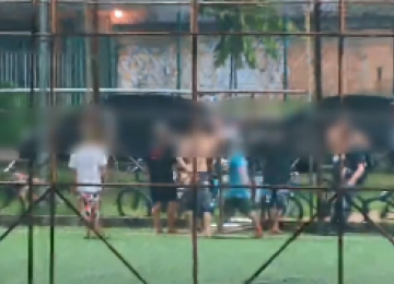 Ao se aproximar dos militares, o homem tenta fugir, mas é rapidamente contido e levado até a viatura -  (crédito: Prefeitura Pouso Alegre/Divulgação)