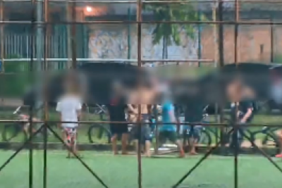 Ao se aproximar dos militares, o homem tenta fugir, mas é rapidamente contido e levado até a viatura -  (crédito: Prefeitura Pouso Alegre/Divulgação)