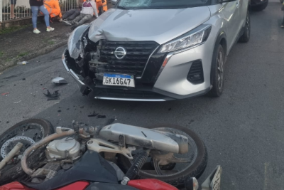 Quando a equipe dos bombeiros chegaram ao local, as vítimas estavam conscientes e sentadas na calçada -  (crédito: Corpo de Bombeiros/Reprodução)