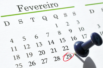 Em 2028 fevereiro terá o dia 29. Até lá, o calendário do mês só vai ate 28. O dia 29/2 só existe a cada 4 anos.  Assim,  pessoas que nasceram em 29 de fevereiro só celebram seu aniversário no dia correto de quatro em quatro anos.  -  (crédito: reprodução)