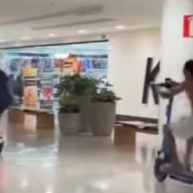 Adolescentes são flagrados com patinetes elétricos dentro de shopping em BH - Redes Sociais/Reprodução