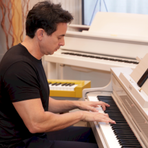 Casio reúne famosos para lançamento de nova linha de pianos - Divulgação