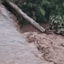 Vídeo: estrutura de mineradora transborda e sedimentos invadem rio em MG - Divulgação/Corpo de Bombeiros