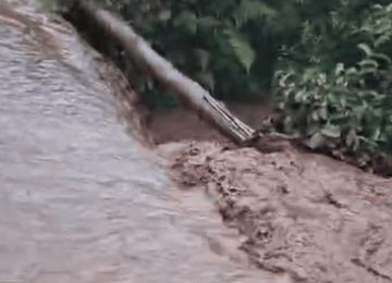 Estrutura de mineradora transborda em Itatiaiuçu (MG) -  (crédito: Divulgação/Corpo de Bombeiros)