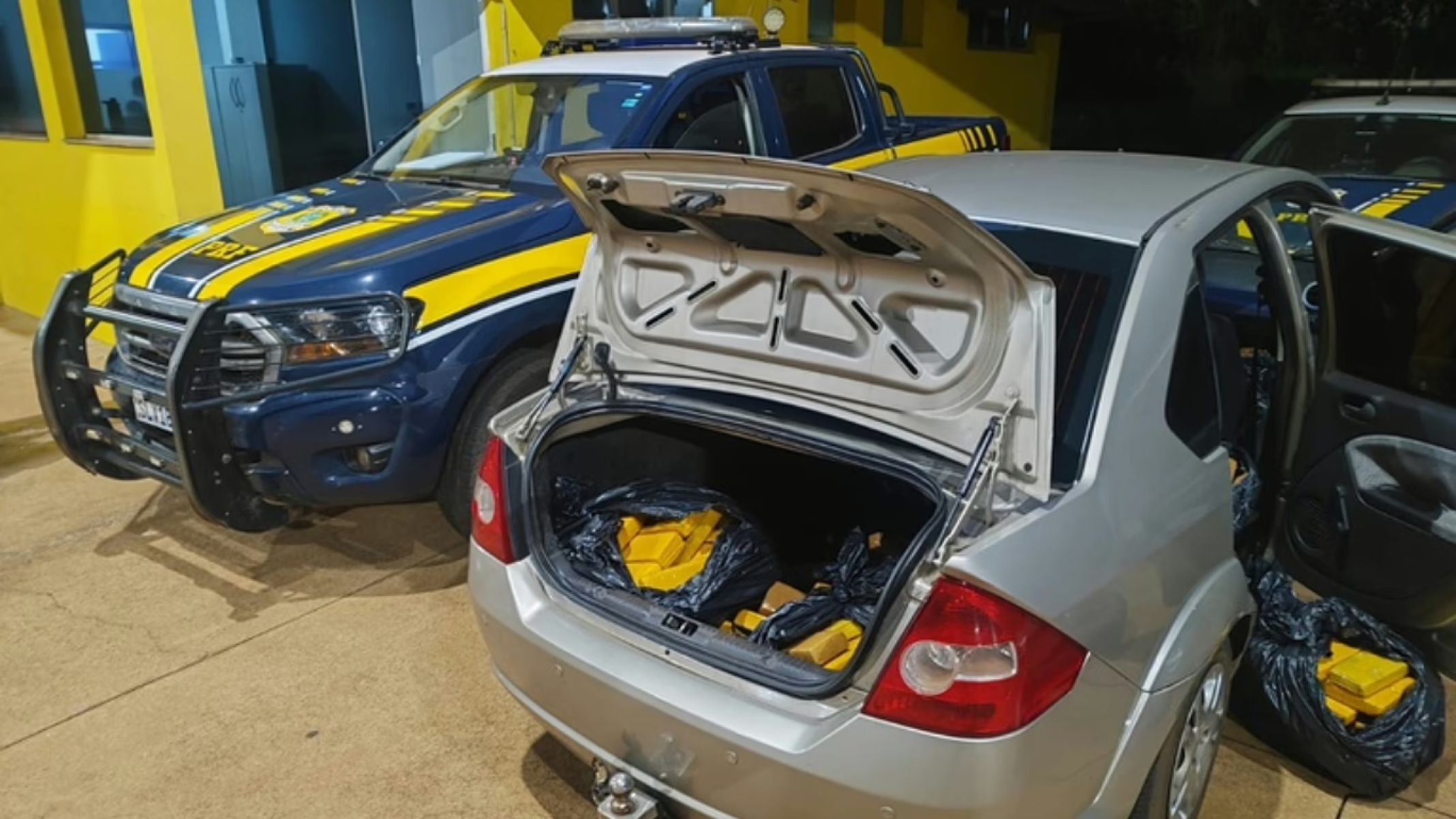 Quase 250kg de maconha são apreendidas em carro que ia para Uberlândia -  (crédito: DivulgaÃ§Ã£o/PRF)