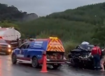 As quatro vítimas estavam no veículo de passeio e morreram no local -  (crédito: Redes Sociais/Reprodução)