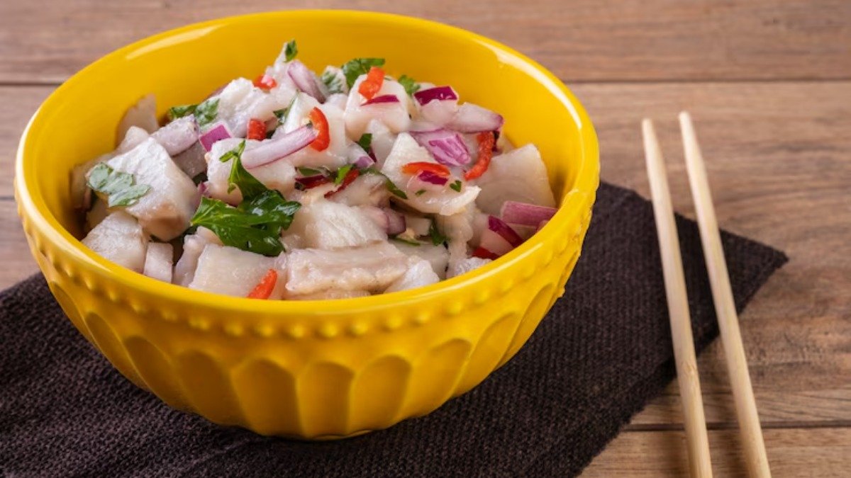 O ceviche, prato-bandeira do Peru, &eacute; destacado entre as receitas peruanas que se pode preparar em casa. -  (crédito: Freepik)