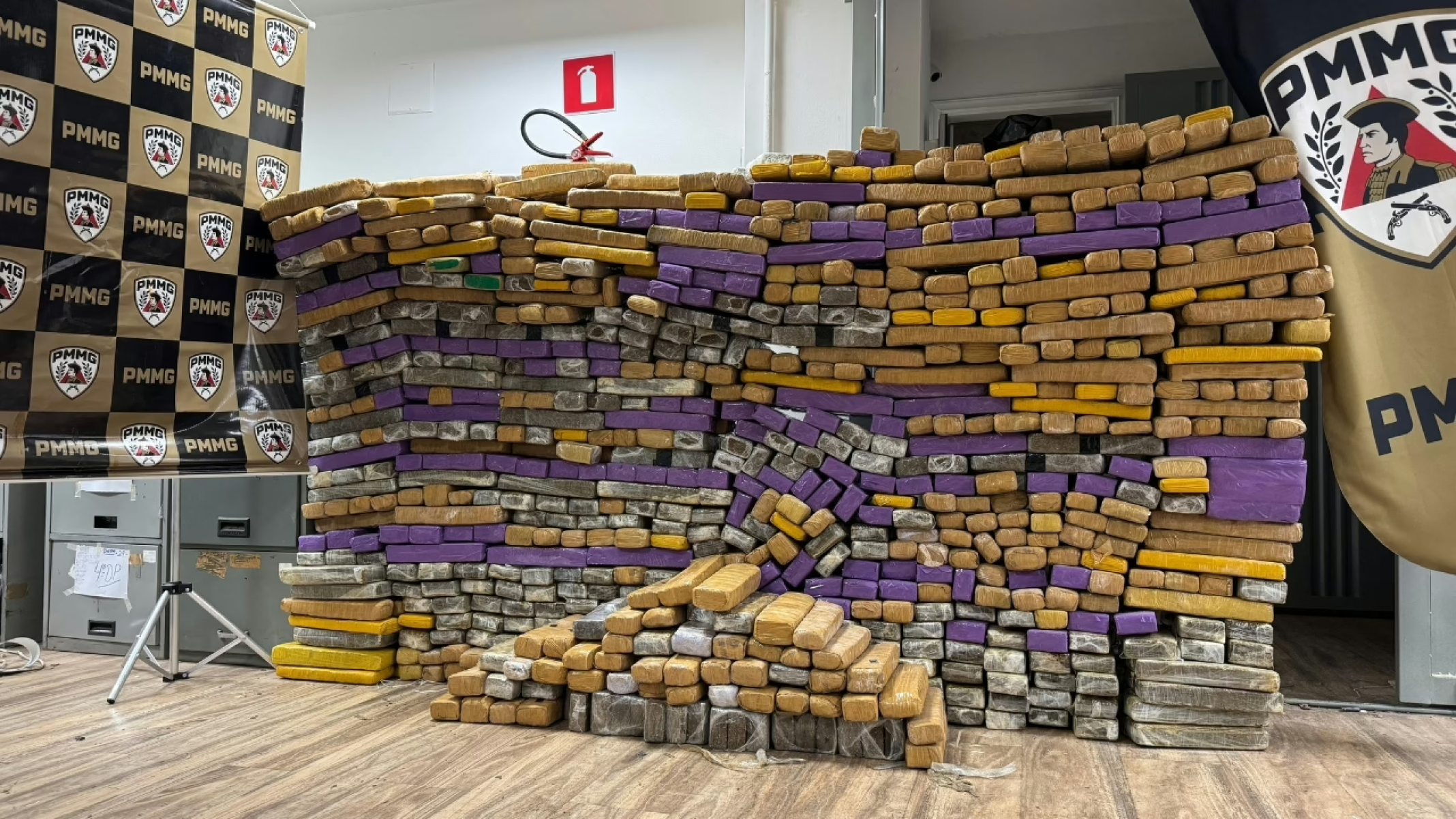 Carro suspeito leva PM a depósito com quase uma tonelada de maconha -  (crédito: DivulgaÃ§Ã£o/PMMG)