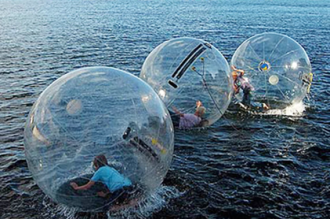 Bolhas infláveis gigantes divertem, mas preocupam: entenda o risco