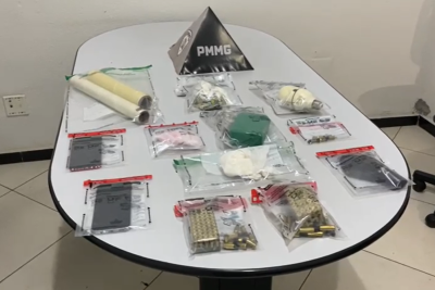 Itens que foram apreendidos dentro do imóvel  -  (crédito: PMMG/Divulgação )