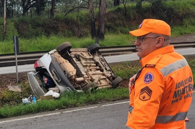 Equipe dos bombeiros faz atendimento de um capotamento na BR-381, em Oliveira, na Região Centro-Oeste de Minas  -  (crédito: CBMMG/Divulgação )