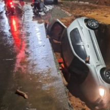 Carro cai em cratera durante chuva no domingo de Páscoa em Juiz de Fora - Redes Sociais/Reprodução
