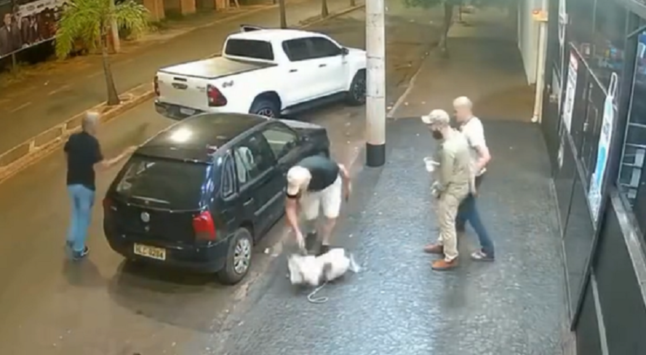 Homem agride mulher, esfaqueia outra v&iacute;tima e fere cachorro -  (crédito: Reprodu&ccedil;&atilde;o/redes sociais)