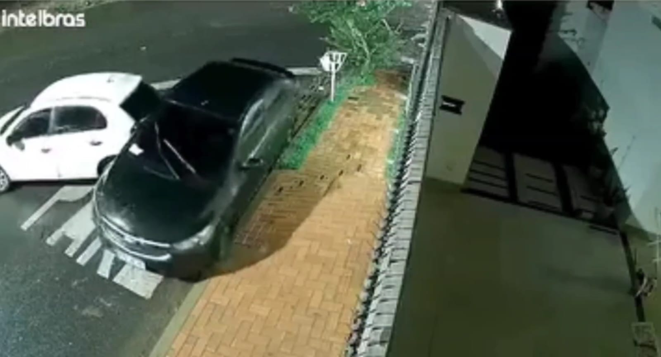 Vídeo: Depois de importunar ex, homem bate em carro na porta da casa dela -  (crédito: ReproduÃ§Ã£o/Redes sociais)