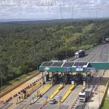 Vídeo: caminhão desgovernado invade pedágio em MG e assusta motoristas - PMRv/Reprodução