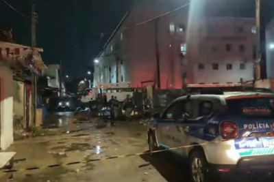 Desabamento na comunidade do Pilar, no Bairro do Recife, causou duas mortes; duas pessoas ficaram feridas e foram levadas ao hospital -  (crédito: Reprodução/Redes Sociais)