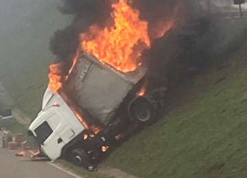 Vídeos que circulam nas redes sociais mostram o veículo em chamas -  (crédito: Redes Sociais/Reprodução)