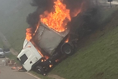 Vídeos que circulam nas redes sociais mostram o veículo em chamas -  (crédito: Redes Sociais/Reprodução)