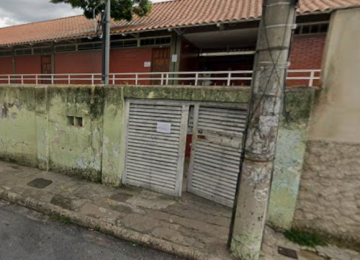 O frasco foi posteriormente encontrado dentro de uma lixeira no banheiro masculino e apreendido pelos militares -  (crédito: Google Street View/Reprodução)