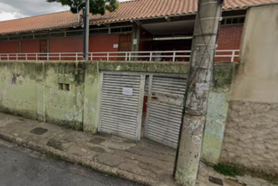 O frasco foi posteriormente encontrado dentro de uma lixeira no banheiro masculino e apreendido pelos militares -  (crédito: Google Street View/Reprodução)