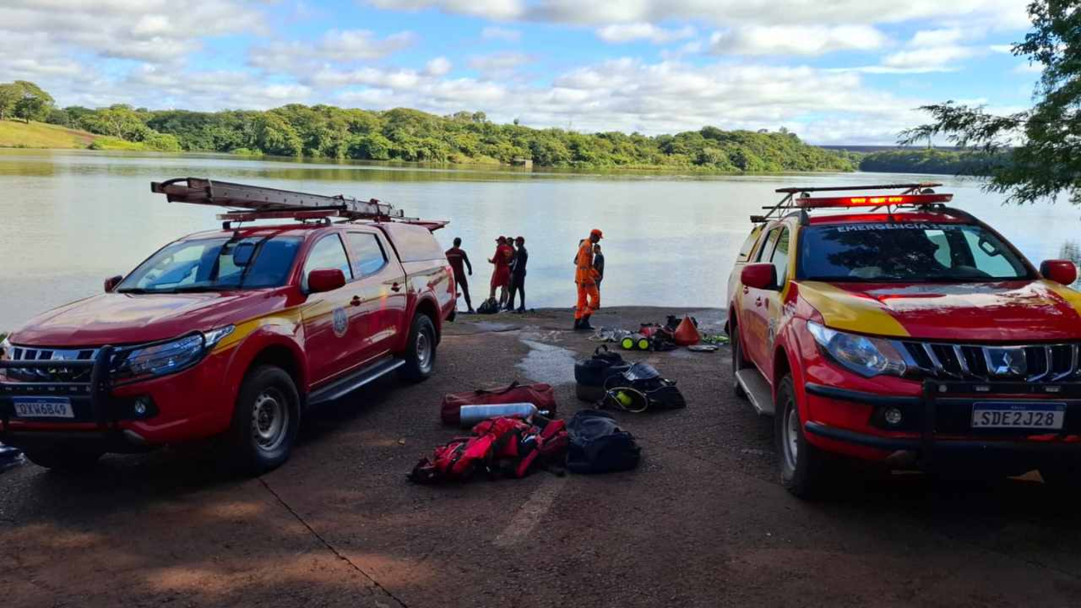 Pai teria se jogado com filha em rio intencionalmente, os dois morreram -  (crédito: Rede de Noticias)