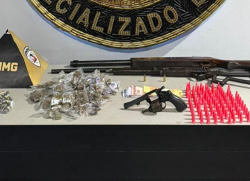 Foram apreendidos um revólver calibre .32, duas escopetas, duas munições do mesmo calibre, 151 buchas de maconha, 86 pinos de cocaína e R$ 176 em dinheiro -  (crédito: PMMG/Reprodução)