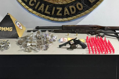 Foram apreendidos um revólver calibre .32, duas escopetas, duas munições do mesmo calibre, 151 buchas de maconha, 86 pinos de cocaína e R$ 176 em dinheiro -  (crédito: PMMG/Reprodução)