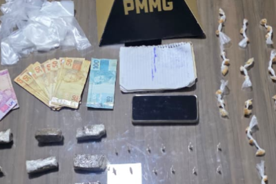 Ao perceber a chegada da polícia, o suspeito tentou fugir, mas foi cercado e detido -  (crédito: PMMG/Reprodução)