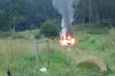 Carro sendo queimado em zona rural próxima de Guidoval, em Minas -  (crédito: Redes Sociais/Reprodução)