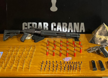 Foram apreendidas duas pistolas calibre 9mm, uma espingarda calibre 12, além de munições -  (crédito: PMMG/Reprodução)