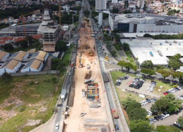 As atividades começam ainda na madrugada, mas o fechamento da via ocorre a partir das 11h -  (crédito: Drone Amir Martins/PBH)
